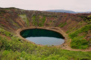 Grimsnes-og Grafningshreppur Milli Parkı 'ndaki krater gölünde yürüyen turistler 