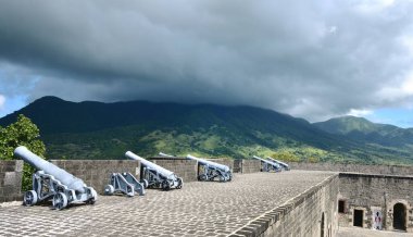 Brimstone Hill Kalesi, St Kitts - 31 Ocak 2024: George Kalesi 'nin tepesinde nöbet tutan toplar