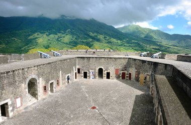 Brimstone Hill Kalesi, St Kitts - 31 Ocak 2024: George Kalesi 'nin avlusunu keşfeden turistler