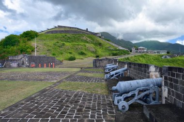 Brimstone Hill Kalesi, St Kitts - 31 Ocak 2024: Galler Prensi 'nin topları tahkimatların altında