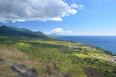 St Georges Kalesi 'nden St. Kitts sahili boyunca manzara