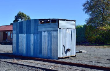 Carterton 'un kenarlarında galvanize çarşaflı vagon.