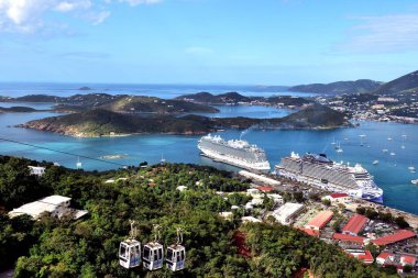 Charlotte Amalie, ABD Virgin Adaları - 3 Şubat 2024: Charlotte Amalie limanında Norveçli Viva ile birlikte Büyülü Prenses