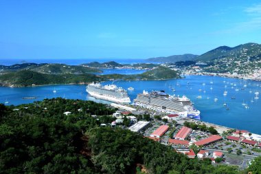 Charlotte Amalie, ABD Virgin Adaları - 3 Şubat 2024: Charlotte Amalie limanında Norveçli Viva ile birlikte Büyülü Prenses