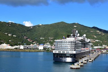 Tortola, İngiltere - 30 Ocak 2024: New Amsterdam kalkış botu talimi yapıyor