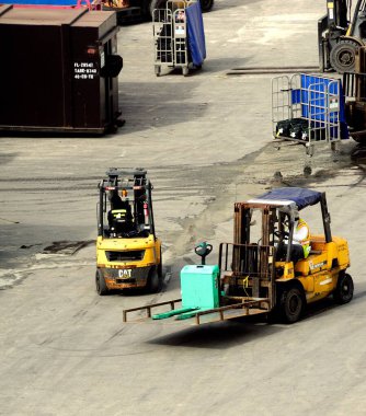 Everglades Limanı, Miami, ABD - 27 Ocak 2024: Forkligt kamyonu daha küçük bir forklift taşıyor