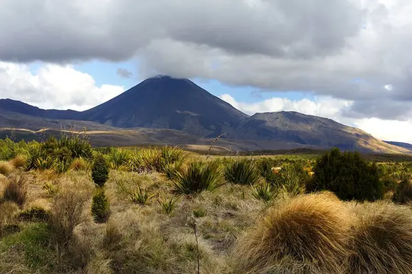 Tongariro Ulusal Parkı volkanları üzerinde kara bulutlar