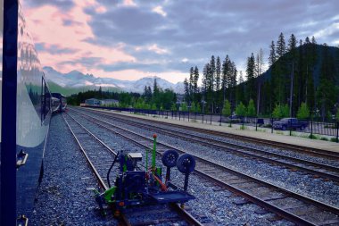 Banff, Kanada - 21 Haziran 2023: Karlı dağda sabah güneşi