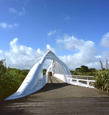 Yeni Plymouth, Yeni Zelanda - 21 Kasım 2022: Köprünün parmaklıklarına dayanan inşaat işçisi