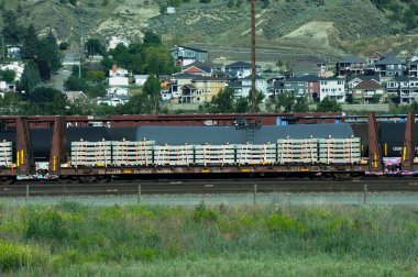 Kamloops, Kanada - 22 Haziran 2023: Demiryolu vagonu beton demiryolu pusucularıyla dolu