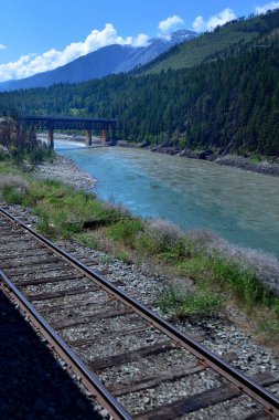 Thompson ve Nicola nehirlerinin yukarısındaki demiryolu hattı birleşiyor.