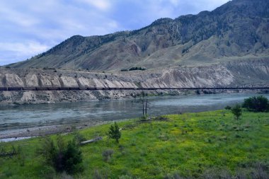 Thompson Nehri, Kanada - 22 Haziran 2023: Kanada Pasifik treni Thompson Nehri üzerinde