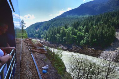 Cisco geçidi, Kanada - 22 Haziran 2023: The Rocky Mountainee treni Fraser nehri üzerindeki Hell 's Gate yakınlarında.