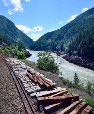 Fraser nehrinin yukarısında yatan yedek beton demiryolu işçileri