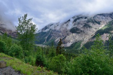 Alçak bulutlar Rocky Dağları zirvesini kucaklıyor
