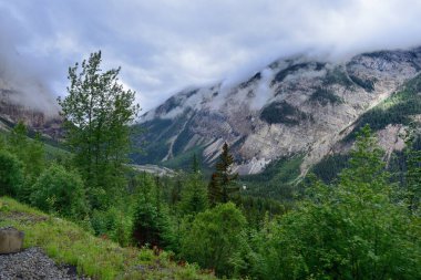 Alçak bulutlar Rocky Dağları zirvesini kucaklıyor