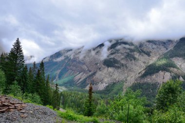 Alçak bulutlar Rocky Dağları zirvesini kucaklıyor
