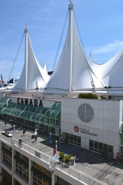 Kanada Meydanı, Vancouver, Kanada - 23 Haziran 2024: Yolcu gemisini yürüyüş yolundan izleyen ziyaretçiler