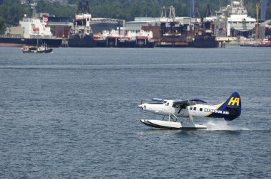 Vancouver, Kanada - 23 Haziran 2024: Harbour Air C-GHAZ Vancouver limanına iniyor