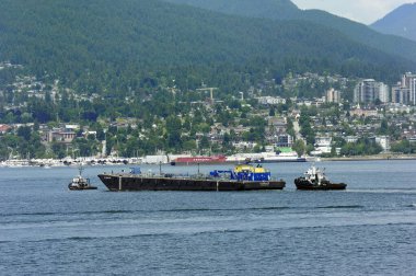 Vancouver, Kanada - 23 Haziran 2024: Petrobulker kargo gemisi limanda römorkörle taşınıyor