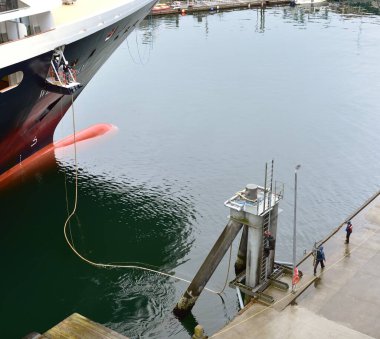 Sitka, Alaska, ABD - 28 Haziran 2023: Hollanda Amerika Hattı Sisin içinde Sitka 'ya demirleme halatları atıyor