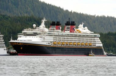 Ketchikan, Alaska, ABD - 1 Temmuz 2023: Limanda iken Disney Magic 'in yayı