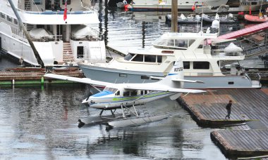 Sitka, Alaska, ABD - 29 Haziran 2024: Turbo Otter Sea uçağı N3125S limandan ayrılıyor