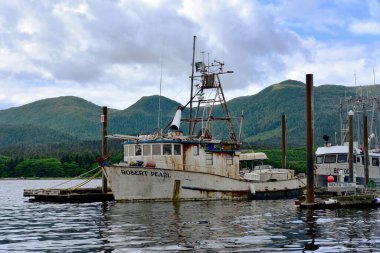 Ketchikan, Alaska, ABD - 1 Temmuz 2023: Paslanan Robert Pearl balıkçı teknesi limana bağlandı