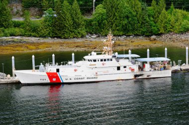 Ketchikan, Alaska, ABD - 1 Temmuz 2023: ABD Sahil Güvenlik teknesi 1121, iskelenin yanında
