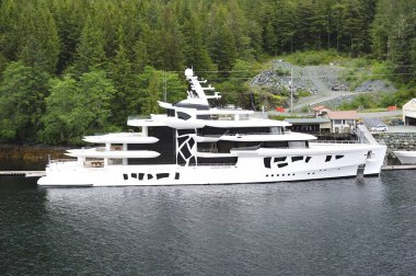 Ketchikan, Alaska, ABD - 1 Temmuz 2023: Ketchikan 'da demirli lüks yat