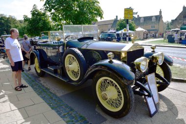 Broadway, Cotswold, İngiltere - 9 Eylül 2023: 1922 Gümüş Hayalet Rolls-Royce kaputunda deniz uçağı çıkartmasıyla