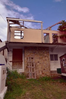 Marigot, St Maarten - 2 Şubat 2024: Kasırga evi tahrip etti, şimdi aşırı gelişmiş, onarımını beklerken