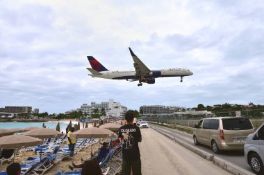 Maho Plajı, St Maarten - 2 Şubat 2024: Delta N67171 - Boeing 757-232 - Maho plajı üzerinde