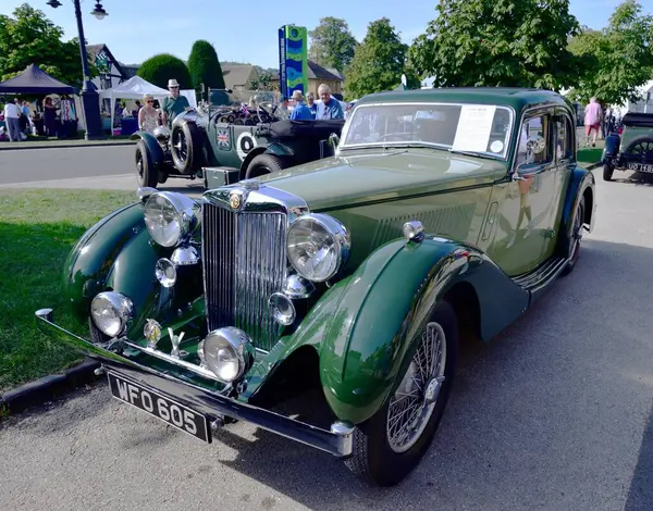 Broadway, Cotswold, İngiltere - 9 Eylül 2023: Yeşil 1937 MG SA festivalde sergileniyor