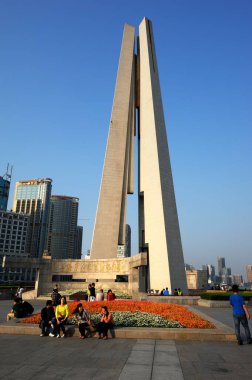 Şangay, Çin - 28 Nisan 2013: Aile Şangay 'da çiçek tarlasının yanında oturdu