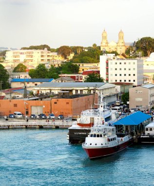 St Johns, Antigua - 1 Şubat 2024: Leeward Ekspresi St. Johns 'a demir attı, turistler için hazır