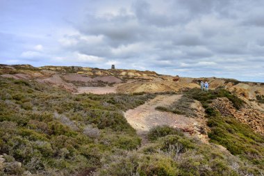 Pary 'nin dağ kulesine giden çakıl yolu açık maden ocağının üstünde.