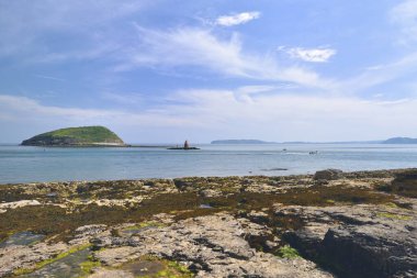 Penmon, Anglesey - 20 Haziran 2025: Penmon, Beaumaris 'in Siyah-Beyaz Işık Evi