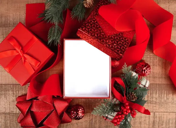 Bir Noel hediyesi veya satış konsepti olarak ürününüzü veya metninizi telif alanına ekleyecek hiçbir şey olmayan kırmızı bir hediye kutusunun üst görünümü