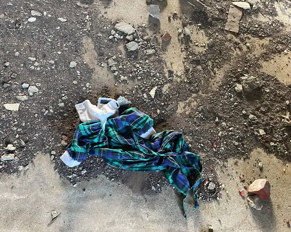 Kayıp çocuk soruşturması ya da kaçırılma konsepti için terk edilmiş bir binanın kirli zemininde bir elbise var..