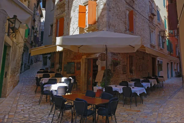 中世クロアチアの古い通り Rovinjの通りのカフェと クロアチア — ストック写真