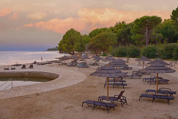 Strand Und Resort Mit Liegestühlen Und Sonnenschirmen Morgenlicht Strand Eines — Stockfoto