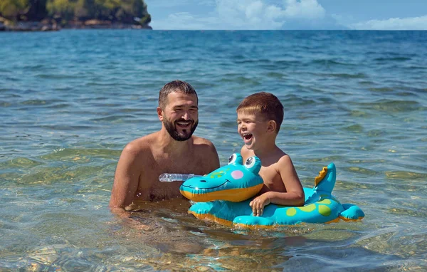 快乐的父亲和儿子在海滩上玩乐 暑假快乐的生活方式童年的概念 — 图库照片