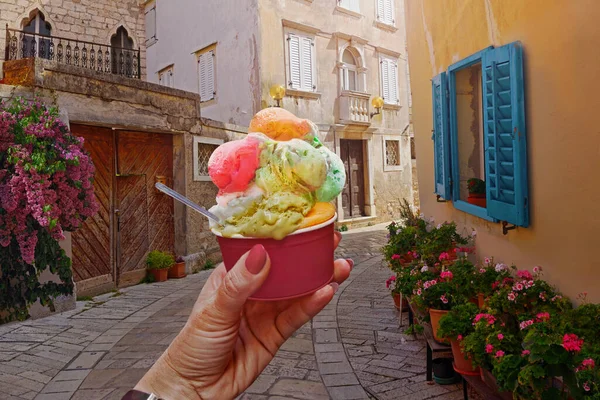 여자가 크로아티아의 포레츠에 거리의 배경에 아름다운 아이스크림 있습니다 개념의 — 스톡 사진