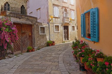 Hırvatistan, Istria 'da sakin ve renkli bina cepheleriyle Porec sokakları. Seyahat konsepti arka planı