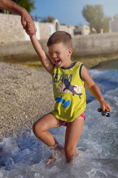 Niño Feliz Saltando Agua Playa Jugando Con Las Olas Mar — Foto de Stock