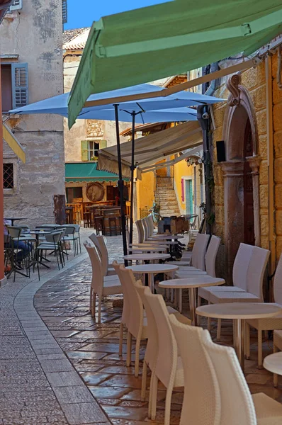 중세의 크로아티아의 이스트 포레츠에 카페가 — 스톡 사진