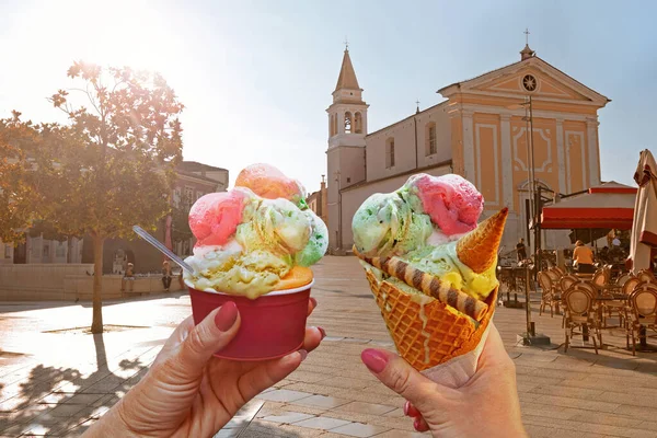 Ζευγάρι Όμορφο Φωτεινό Γλυκό Παγωτό Διαφορετικών Γεύσεων Στο Χέρι Ιστορικό — Φωτογραφία Αρχείου