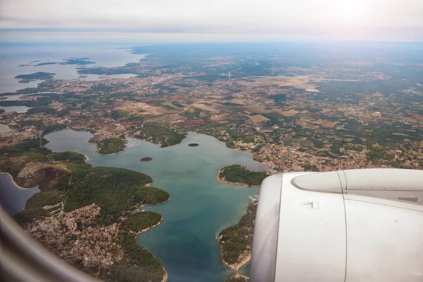 通过飞机舷窗的空中景观 飞越克罗地亚塞萨洛尼基 欧洲伊斯特拉 从飞机上看 旅行概念背景 — 图库照片
