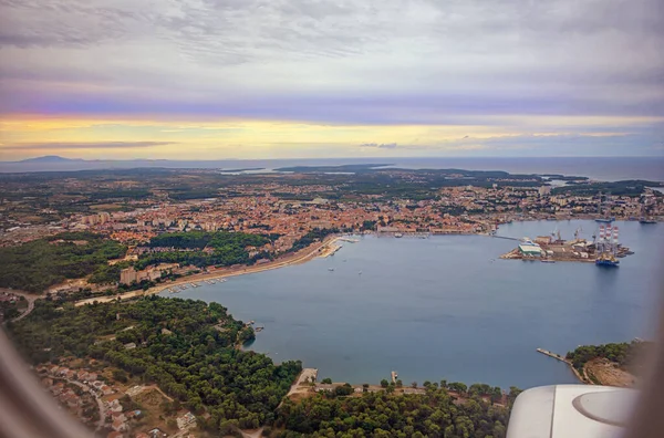 通过飞机舷窗的空中景观 飞越克罗地亚塞萨洛尼基 欧洲伊斯特拉 从飞机上看 旅行概念背景 — 图库照片